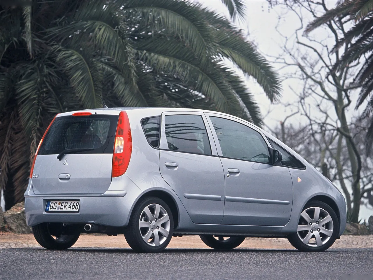 Mitsubishi Colt 5-door (2008) – zadní tříčtvrteční pohled