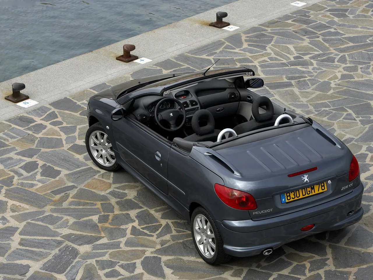 Peugeot 206 CC (2005) – zadní tříčtvrteční pohled