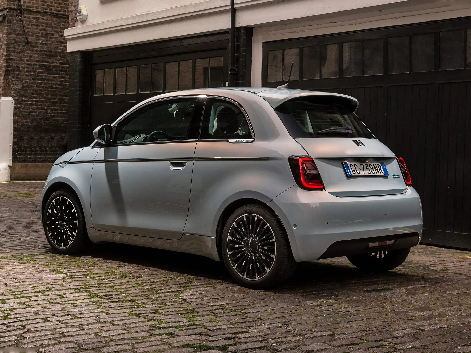 Fiat 500 (2021) – zadní tříčtvrteční pohled