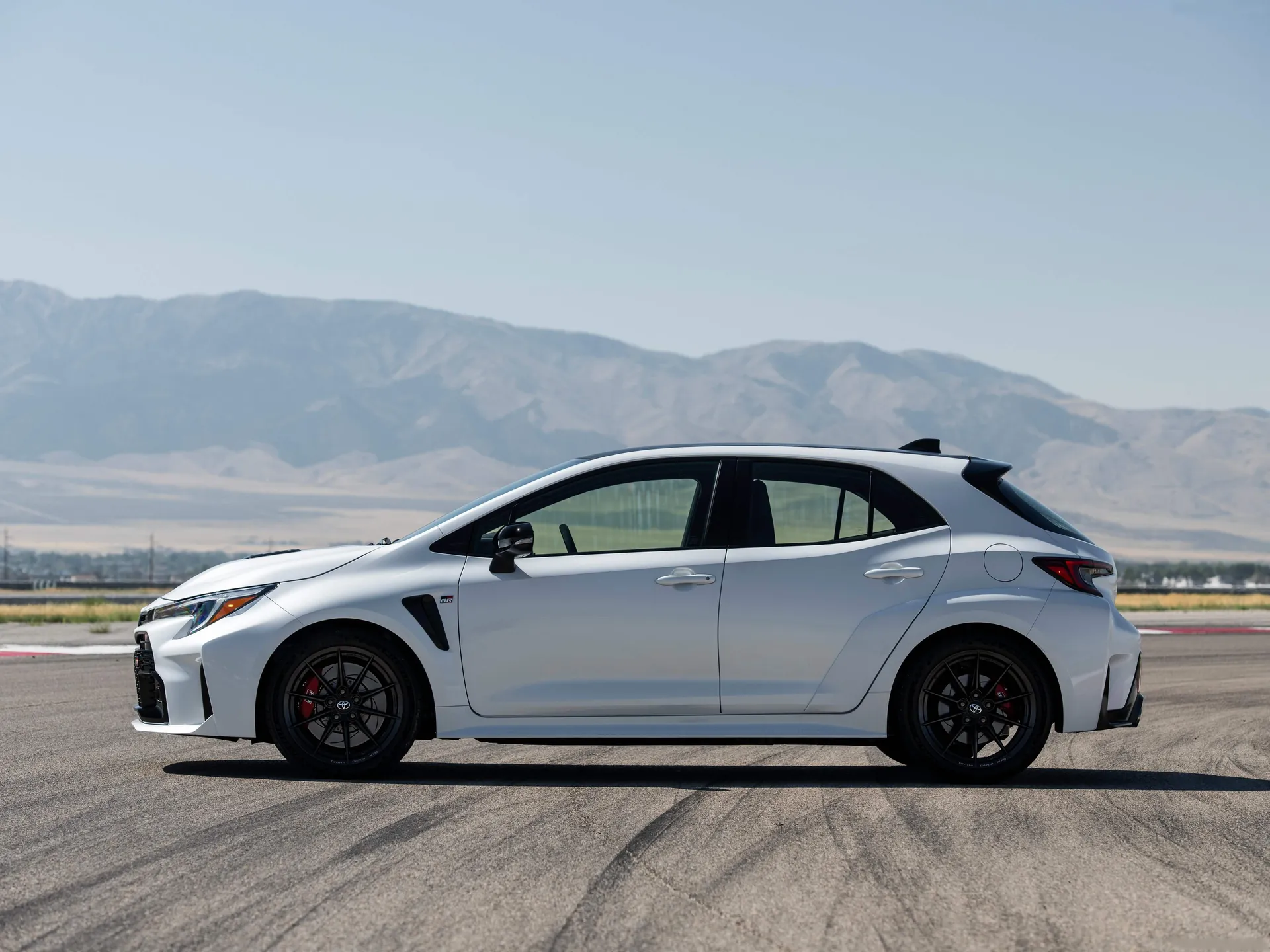 Toyota GR Corolla (2023) – boční profil