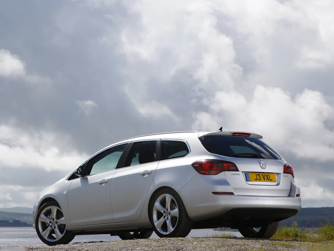 Vauxhall Astra Sports Tourer (2011) – zadní tříčtvrteční pohled