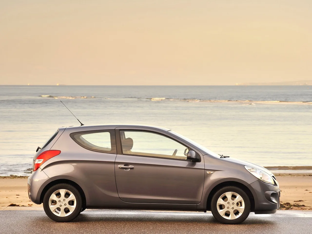 Hyundai i20 3-door (2009) – boční profil