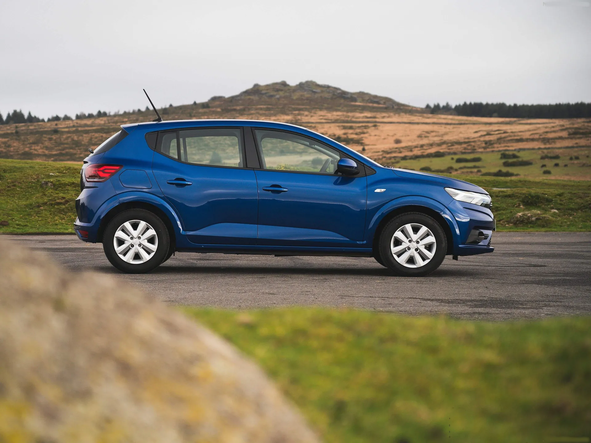 Dacia Sandero [UK] (2023) – boční profil