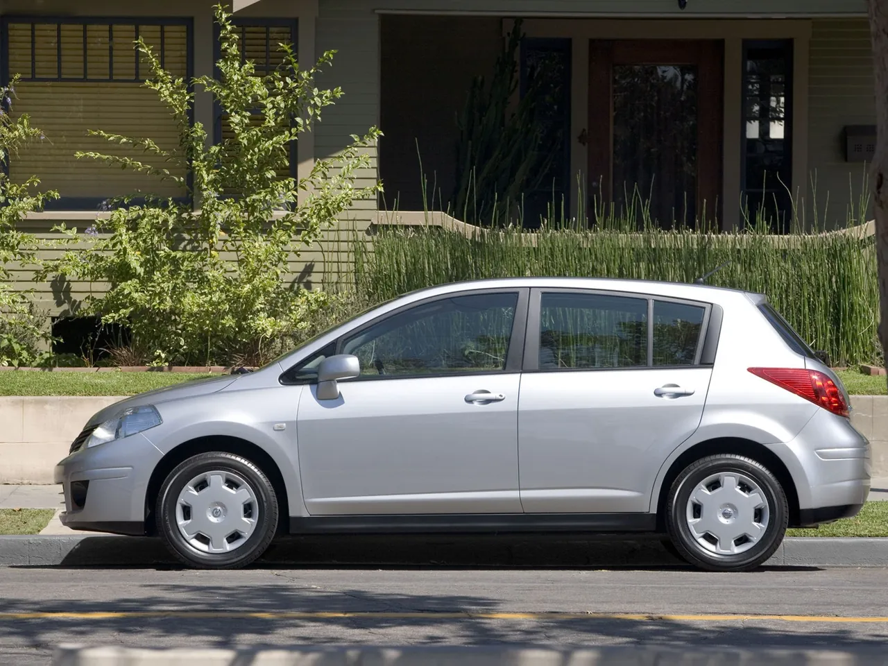 Nissan Versa Hatchback (2007) – boční profil