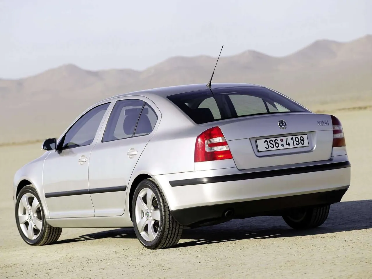 Skoda Octavia (2005) – zadní tříčtvrteční pohled