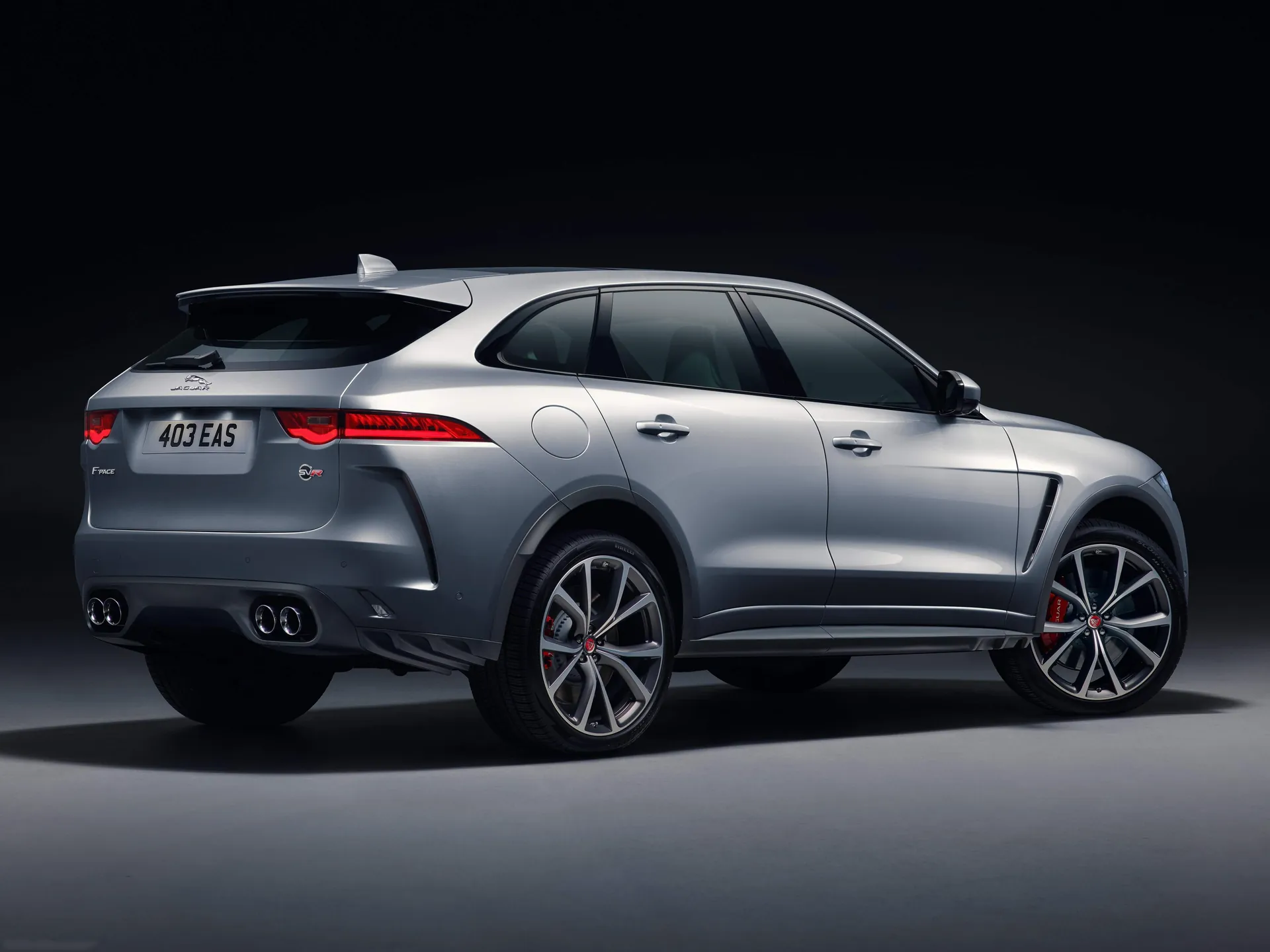 Jaguar F-Pace SVR (2019) – zadní tříčtvrteční pohled