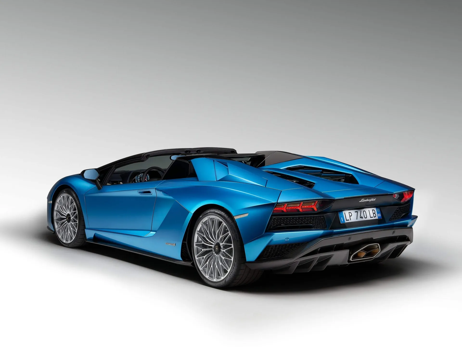 Lamborghini Aventador S Roadster (2018) – zadní tříčtvrteční pohled
