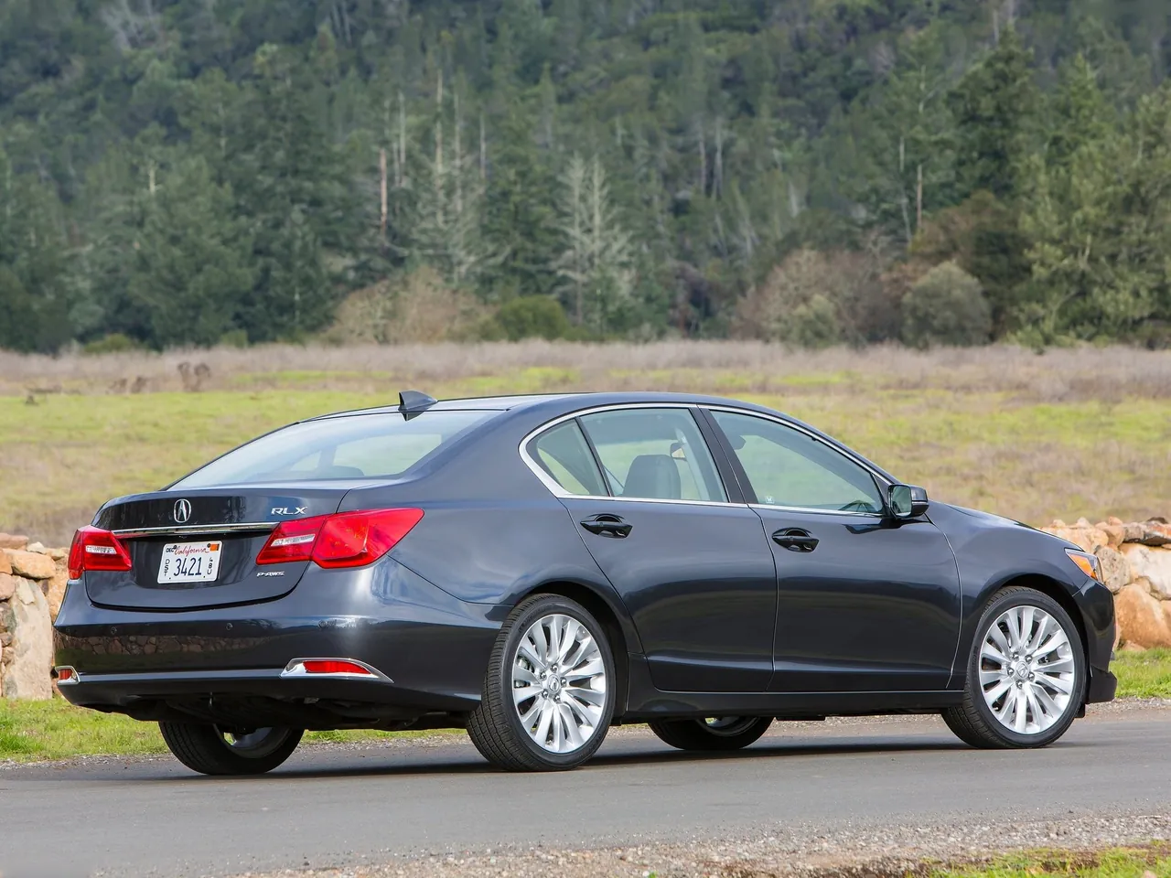 Acura RLX (2014) – zadní tříčtvrteční pohled