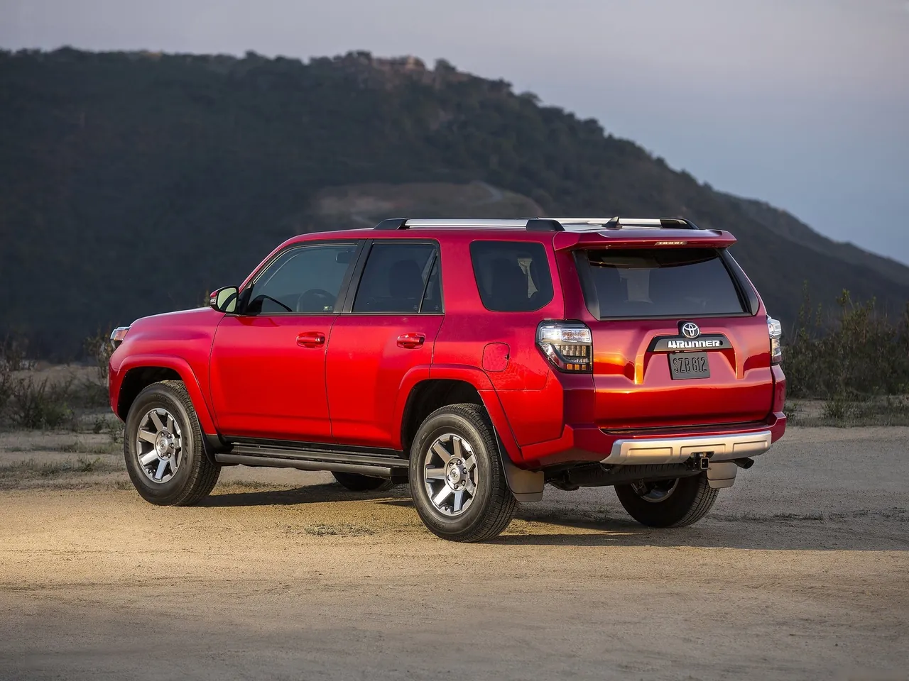 Toyota 4Runner (2014) – zadní tříčtvrteční pohled