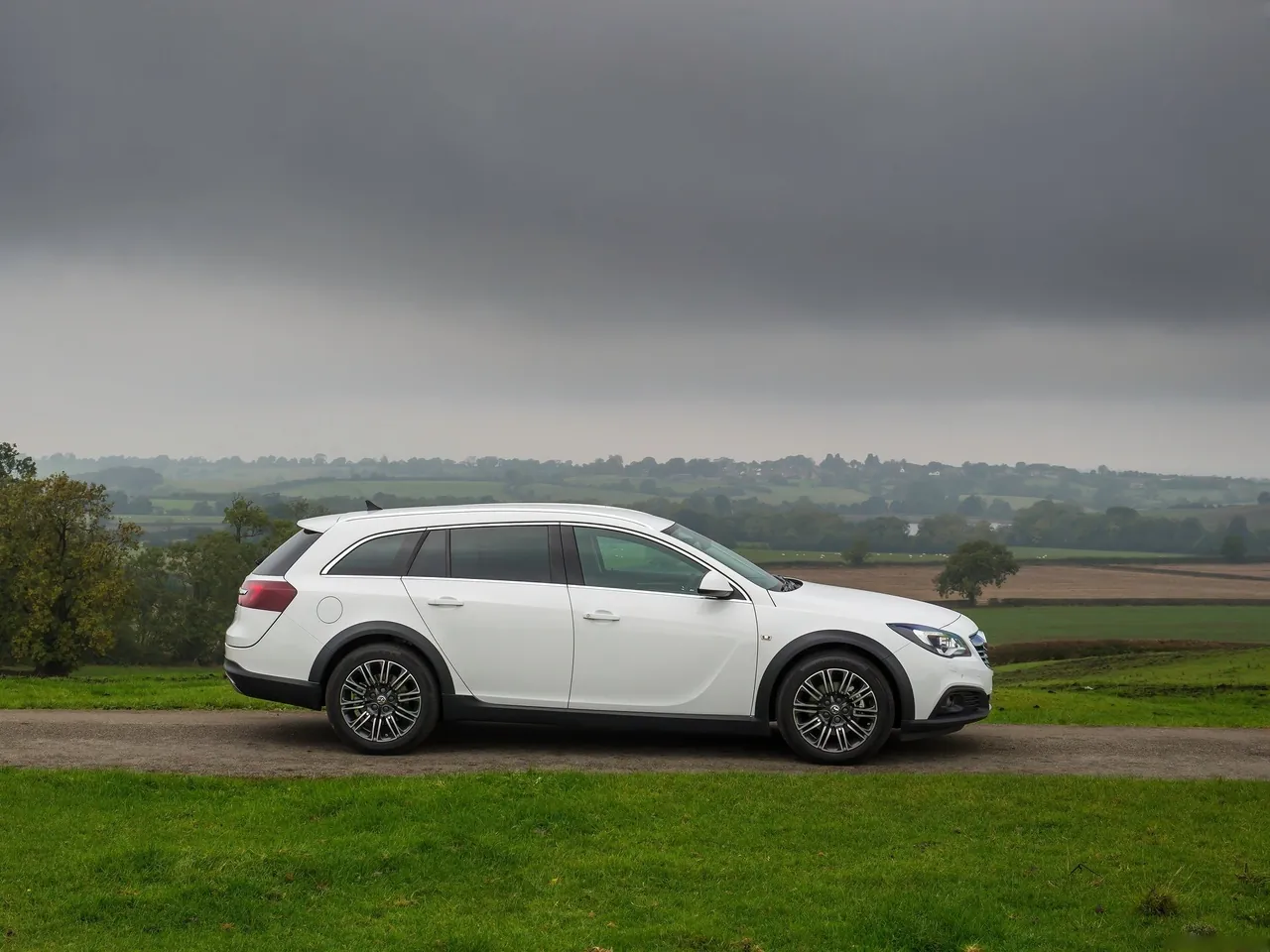 Vauxhall Insignia Country Tourer (2014) - Side Profile
