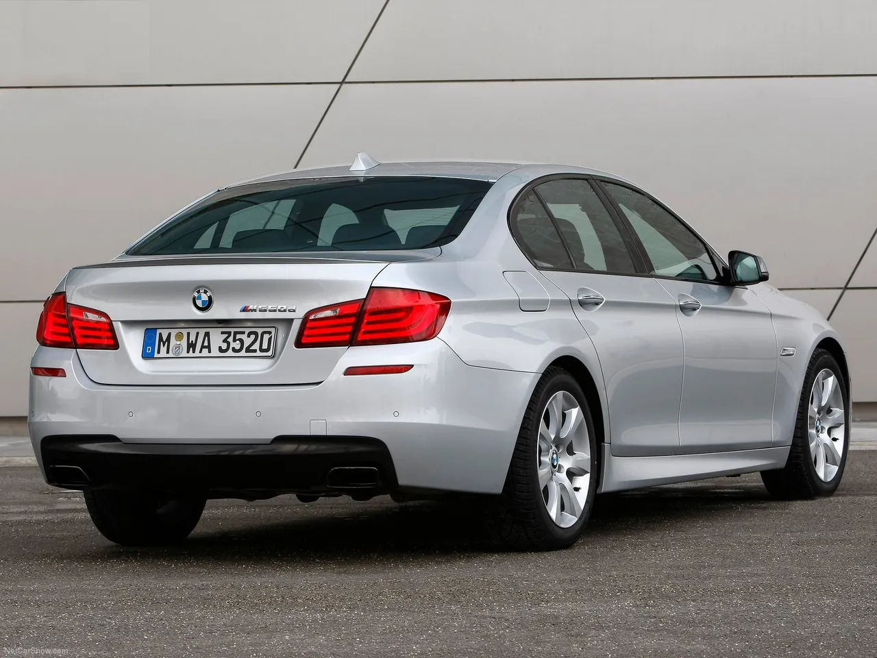 BMW M550d xDrive (2013) – zadní tříčtvrteční pohled