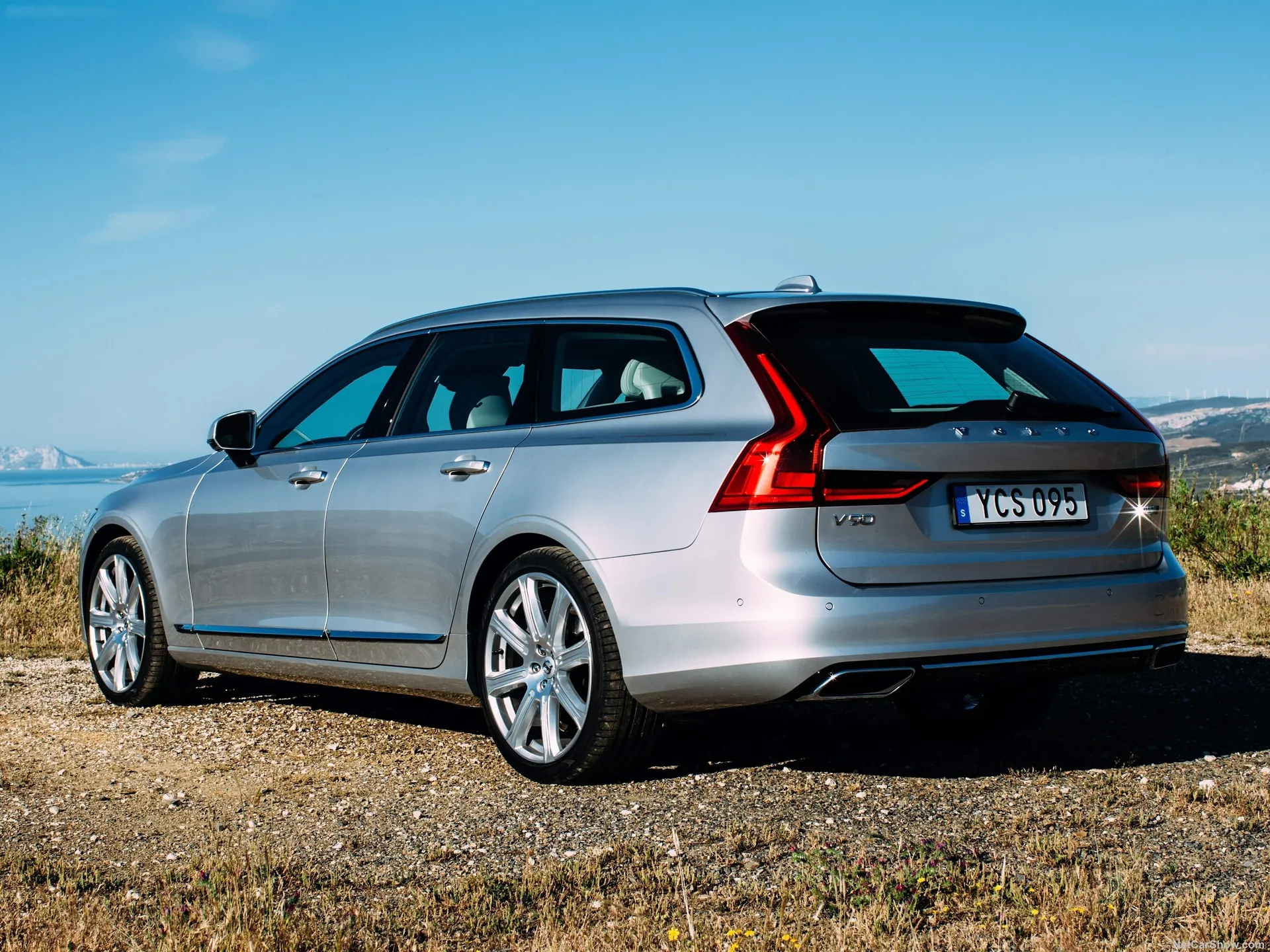 Volvo V90 Estate (2017) – zadní tříčtvrteční pohled