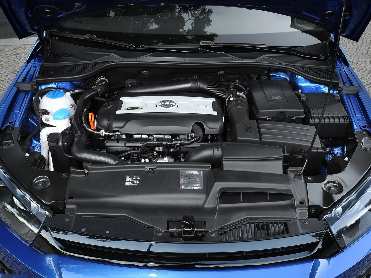 Volkswagen Scirocco (2009) - Engine Bay