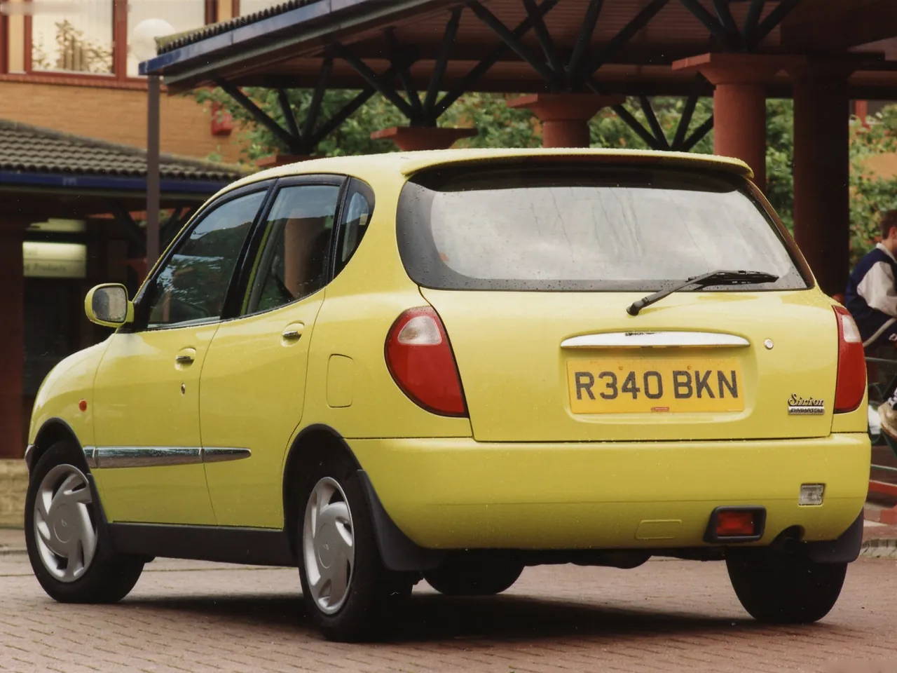 Daihatsu Sirion (1999) – zadní tříčtvrteční pohled