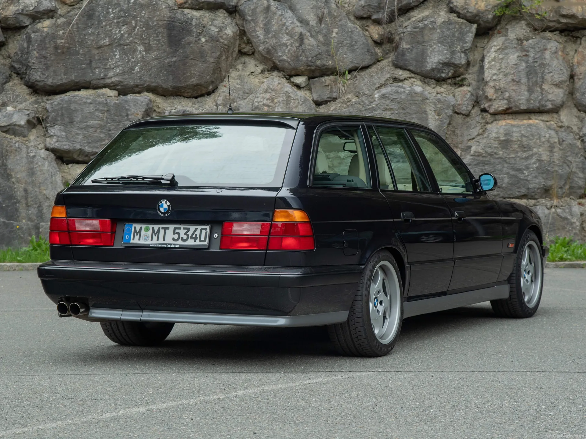 BMW M5 Touring (1992) – zadní tříčtvrteční pohled