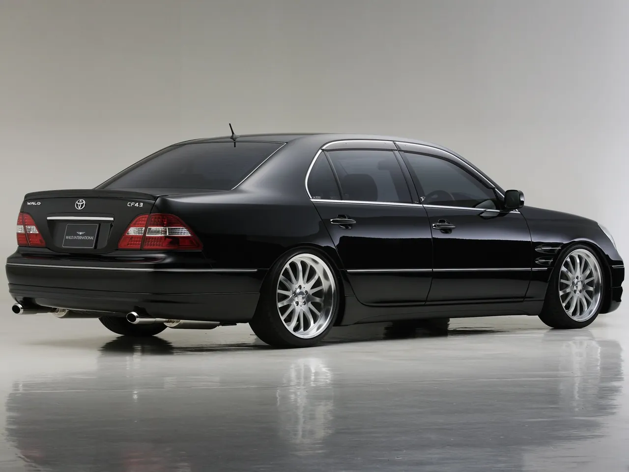 Wald Toyota Celsior (2001) – zadní tříčtvrteční pohled
