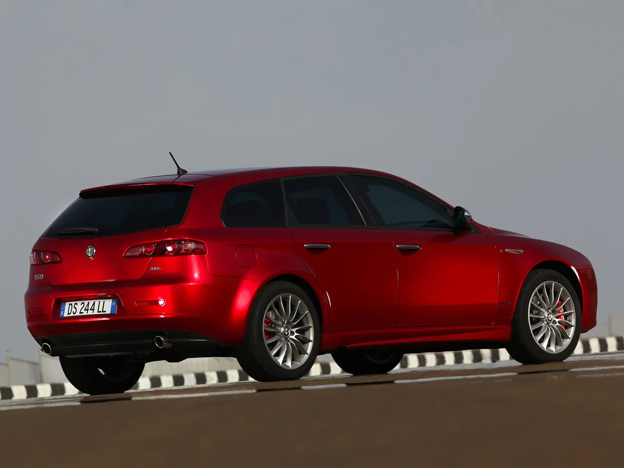 Alfa Romeo 159 Sportwagon (2009) – zadní tříčtvrteční pohled