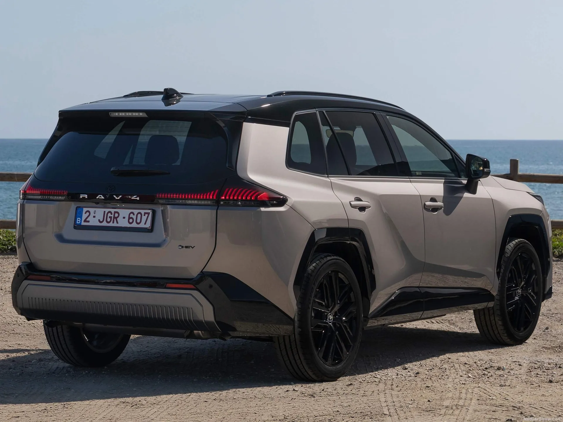 Toyota RAV4 (2026) – zadní tříčtvrteční pohled