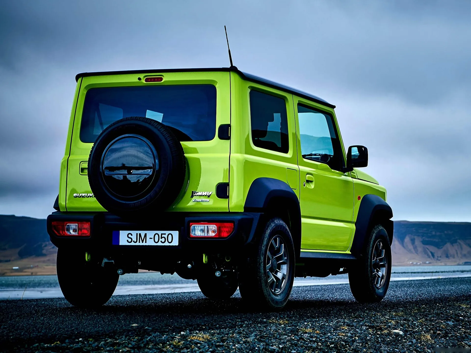 Suzuki Jimny (2019) – zadní tříčtvrteční pohled