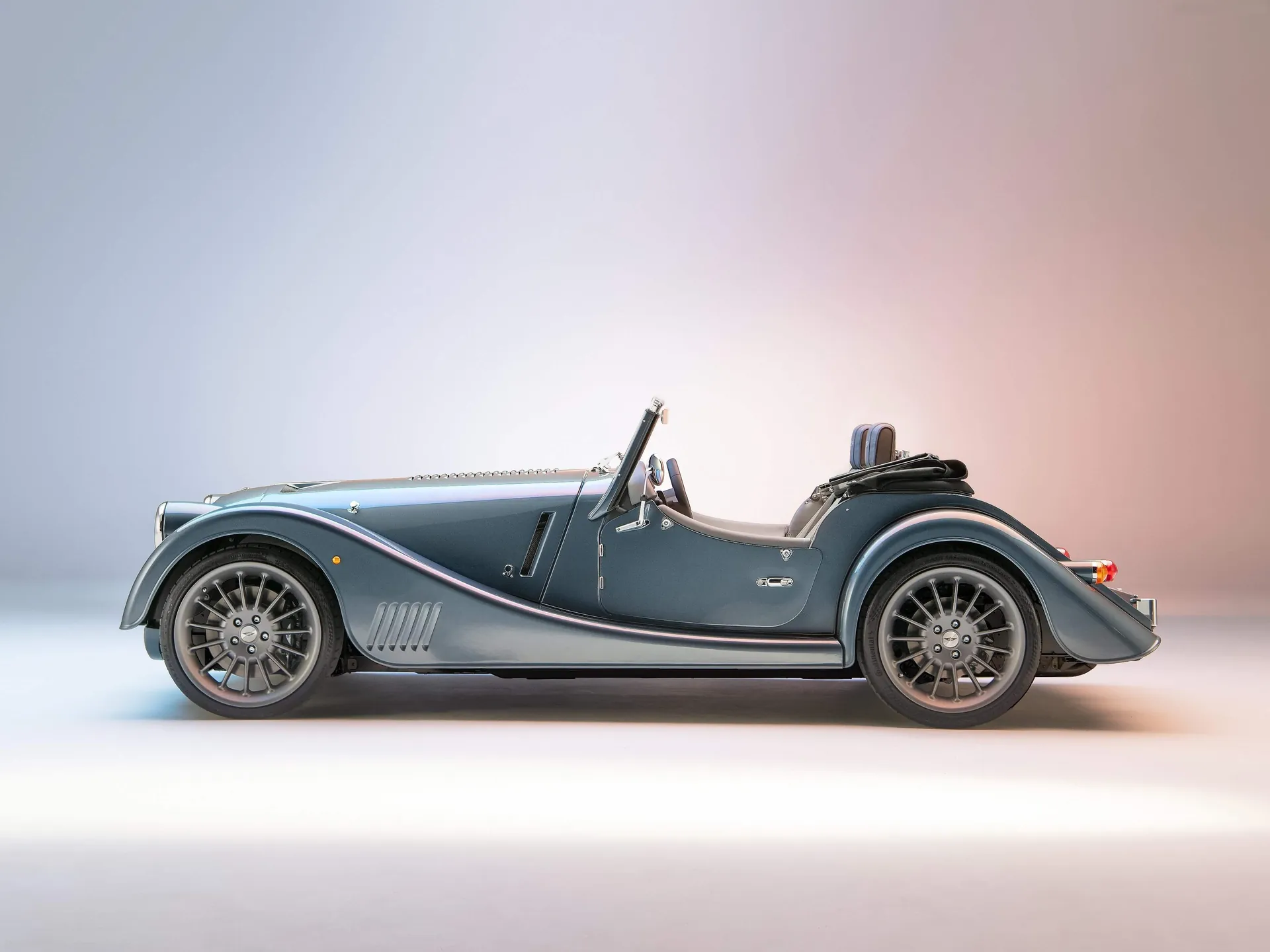 Morgan Plus Six (2023) – boční profil