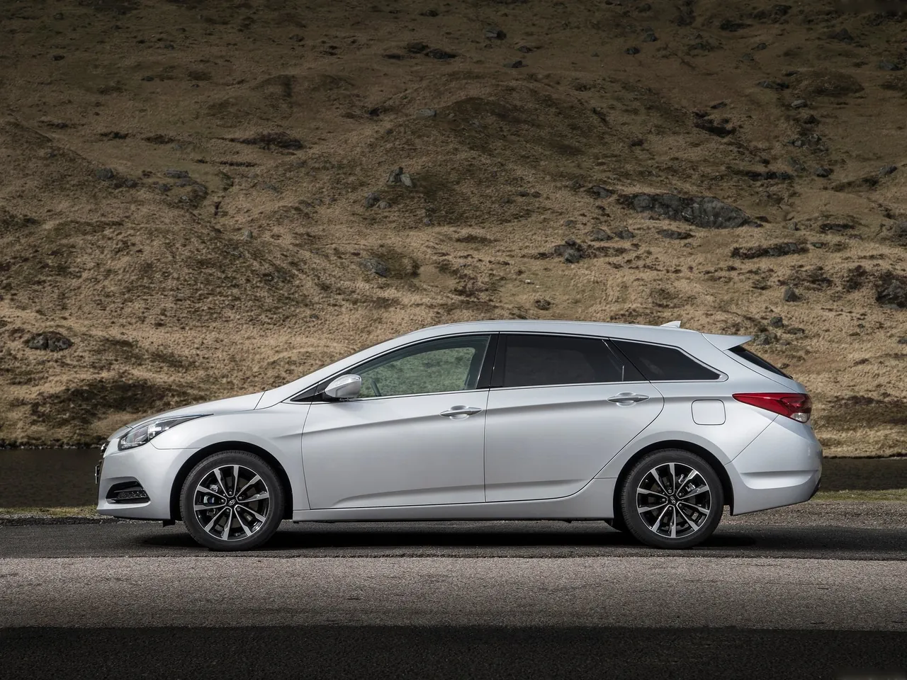 Hyundai i40 Tourer (2015) – boční profil