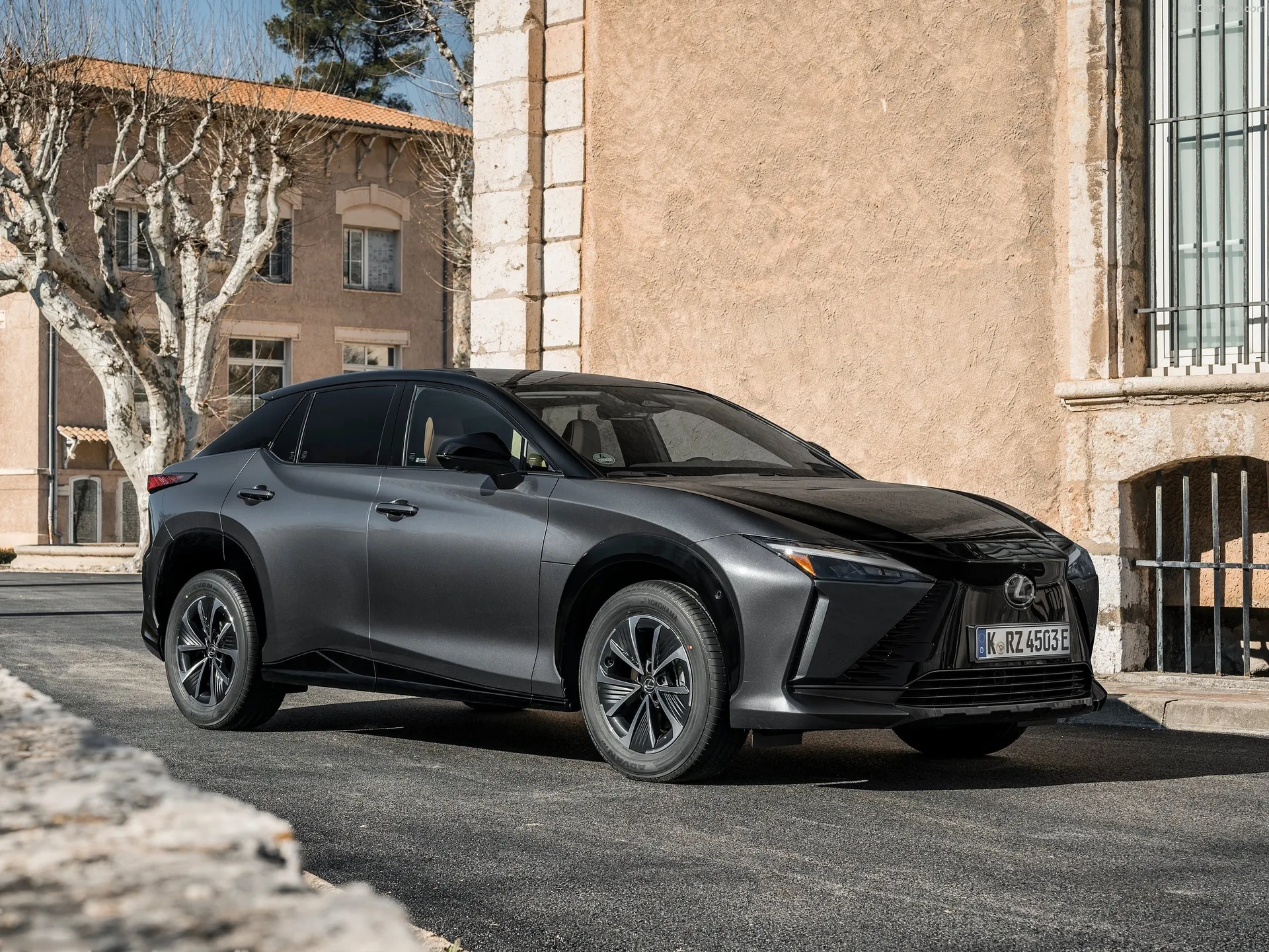 Lexus RZ 450e (2023)