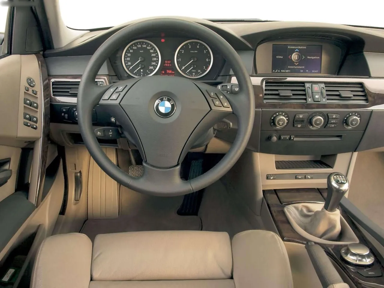 BMW 530i (2004) – interiér