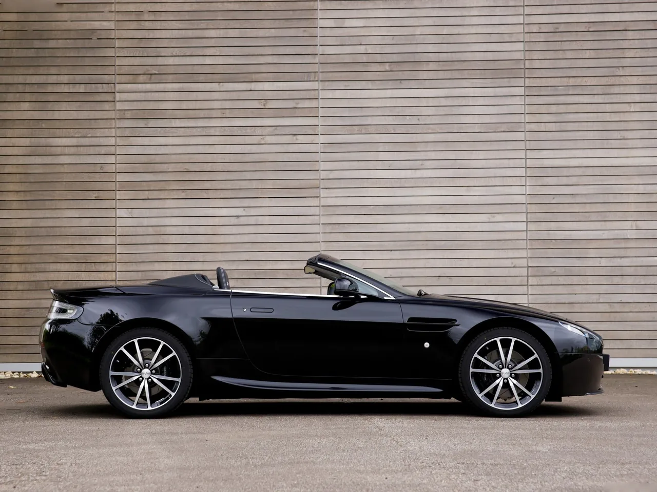 Aston Martin V8 Vantage N420 Roadster (2011) – boční profil