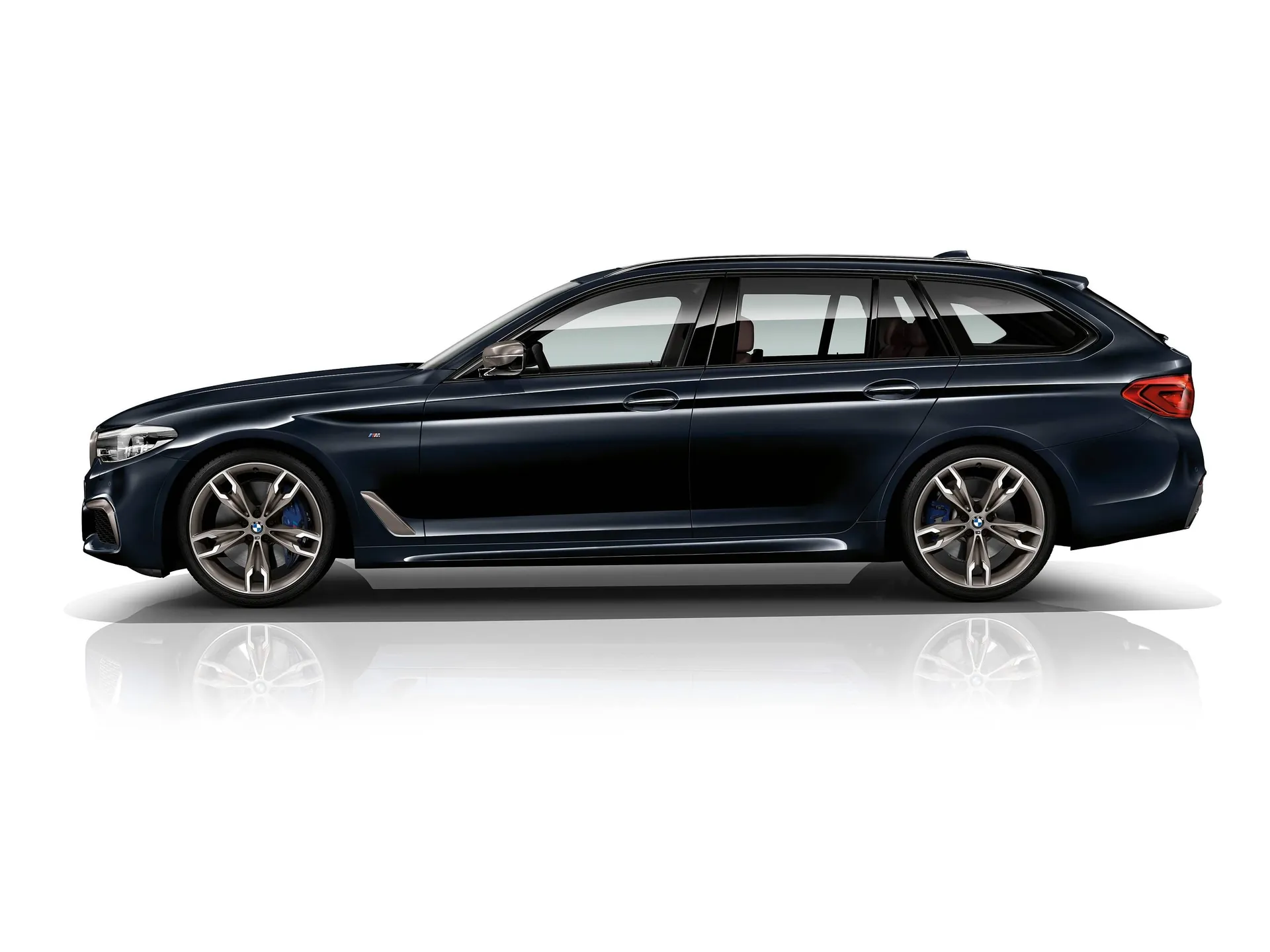 BMW M550d xDrive Touring (2018) – boční profil