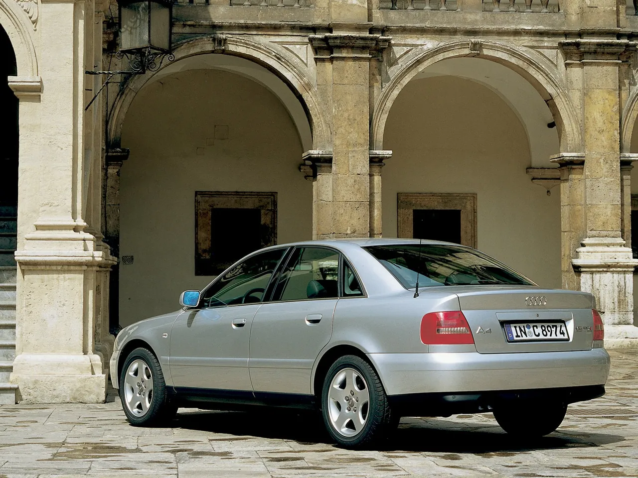 Audi A4 (1999) – zadní tříčtvrteční pohled