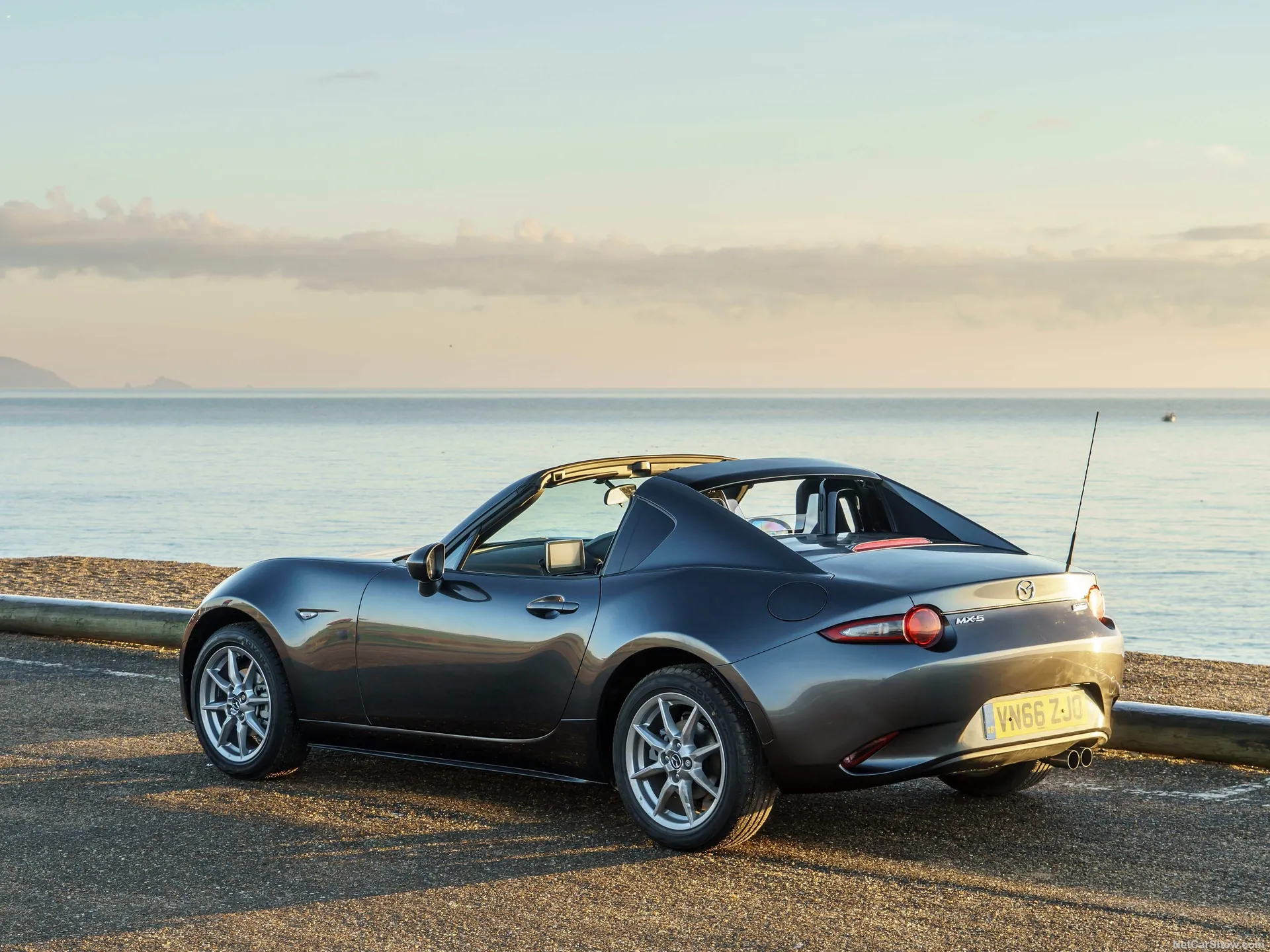 Mazda MX-5 RF [UK] (2017) – zadní tříčtvrteční pohled