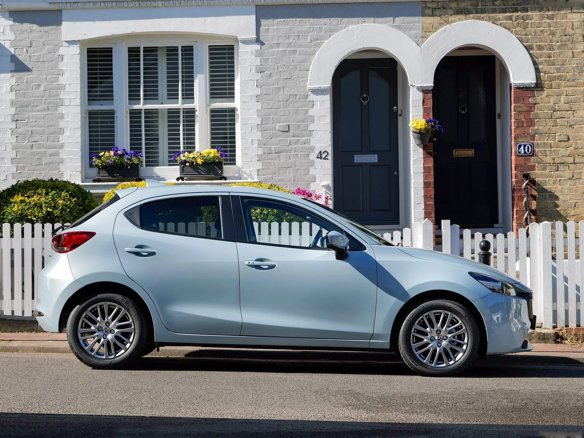 Mazda 2 [UK] (2023) – boční profil