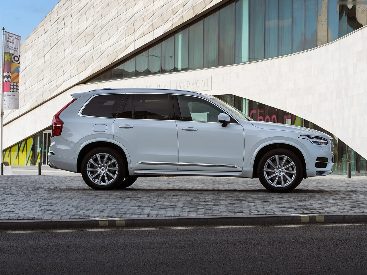 Volvo XC90 [UK] (2015) – boční profil