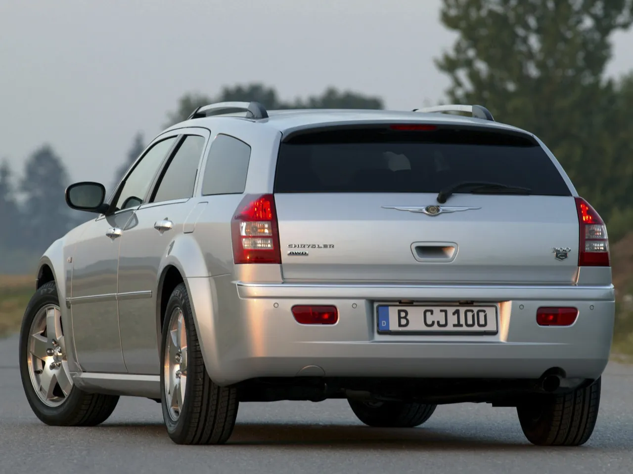 Chrysler 300C Touring (2005) – zadní tříčtvrteční pohled