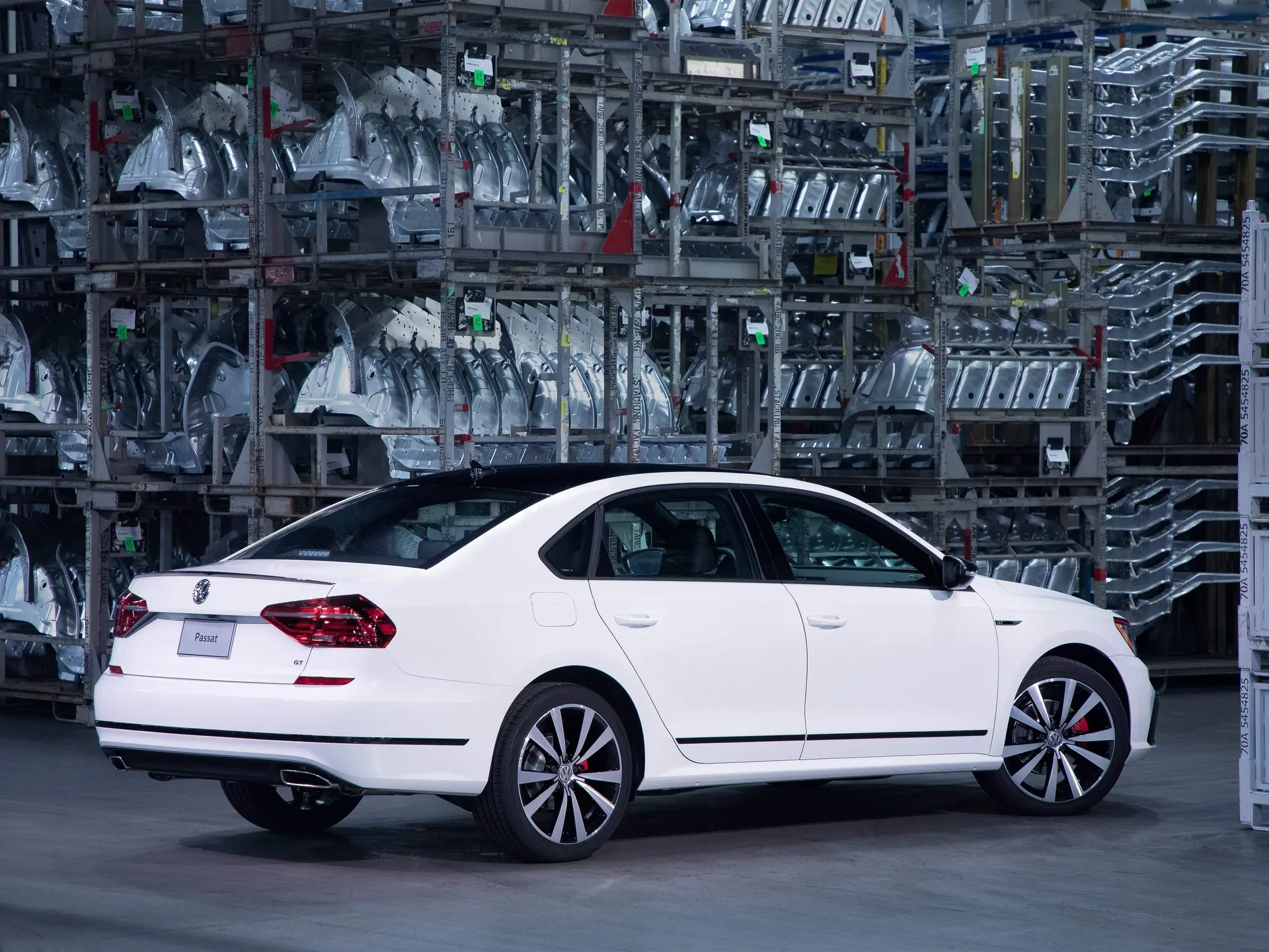 Volkswagen Passat GT [US] (2018) – zadní tříčtvrteční pohled