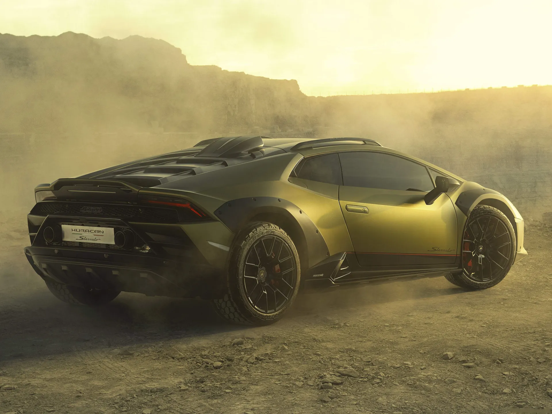 Lamborghini Huracan Sterrato (2024) – zadní tříčtvrteční pohled