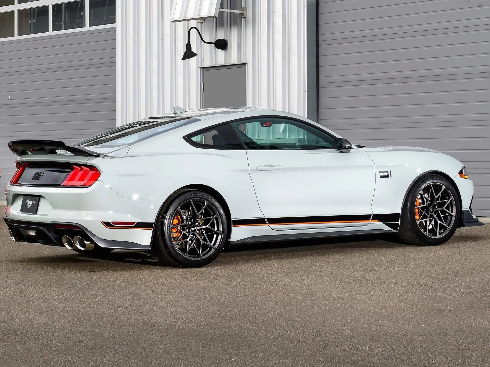 Ford Mustang Mach 1 (2021) – zadní tříčtvrteční pohled