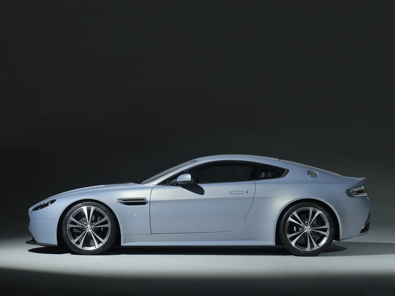 Aston Martin V12 Vantage RS Concept (2007) – boční profil