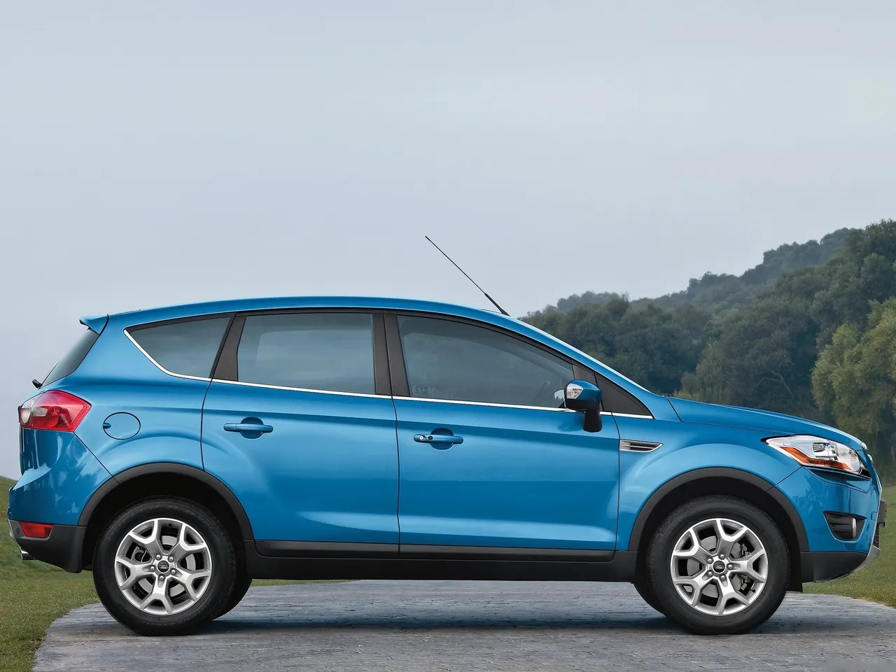 Ford Kuga (2008) – boční profil