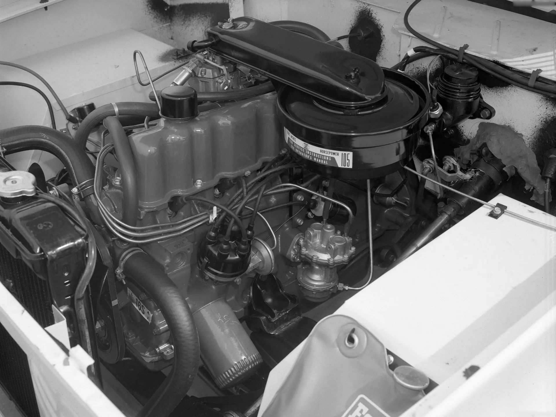 Ford Bronco Pickup (1966) – motorový prostor
