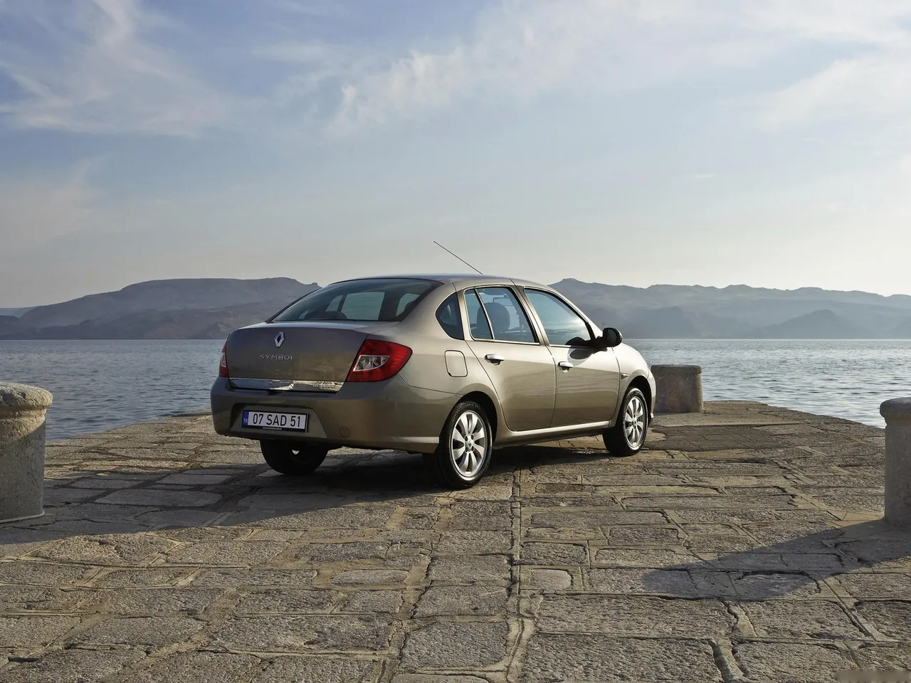 Renault Symbol (2009) – zadní tříčtvrteční pohled