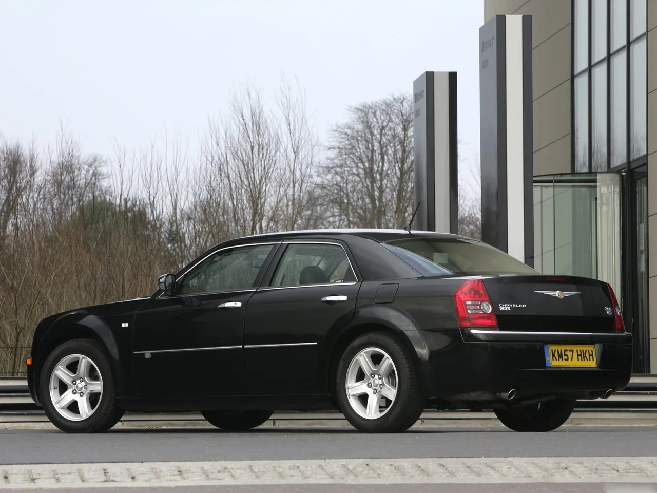 Chrysler 300C [UK] (2008) – zadní tříčtvrteční pohled