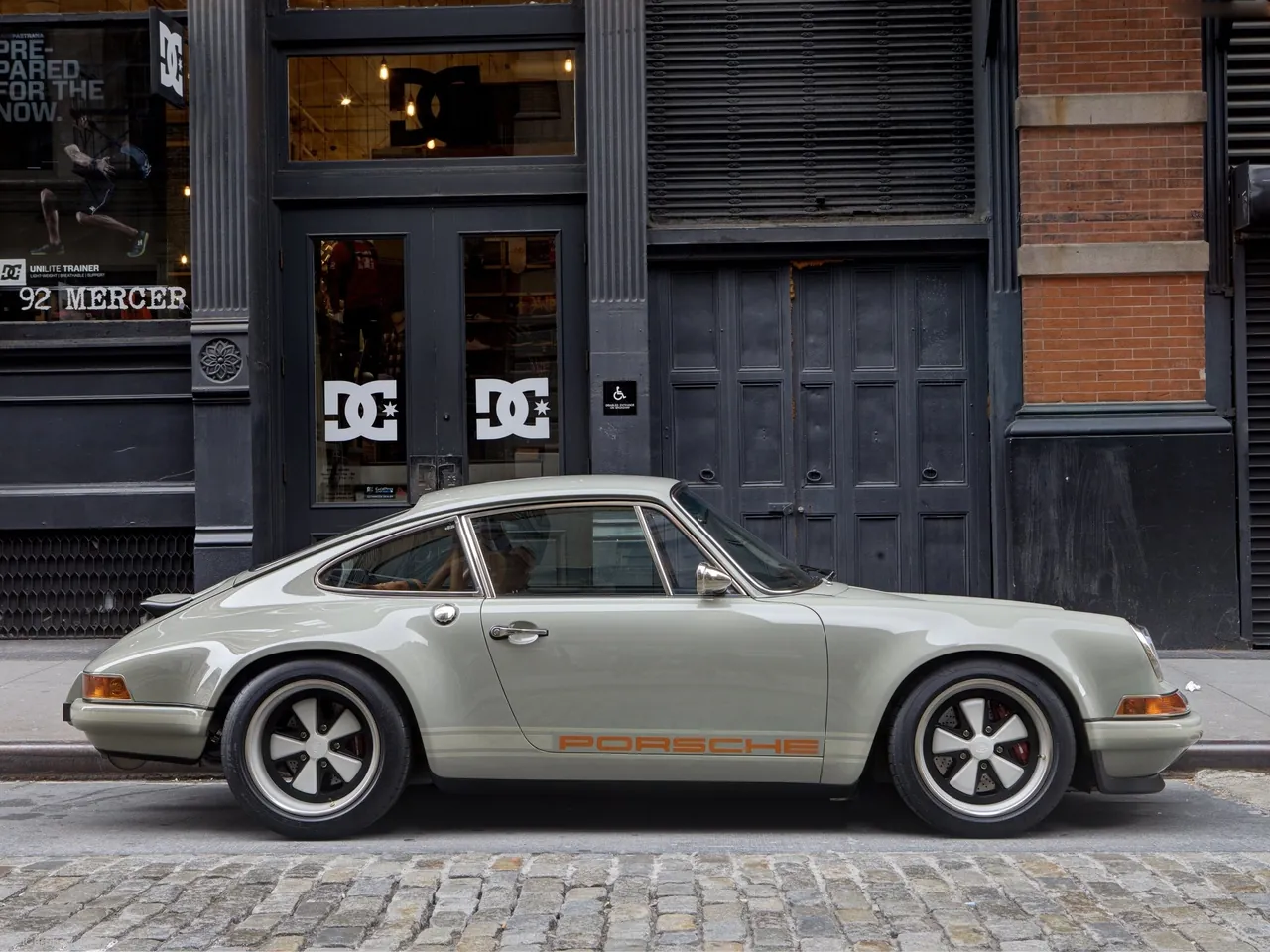 Singer 911 (2012) – boční profil