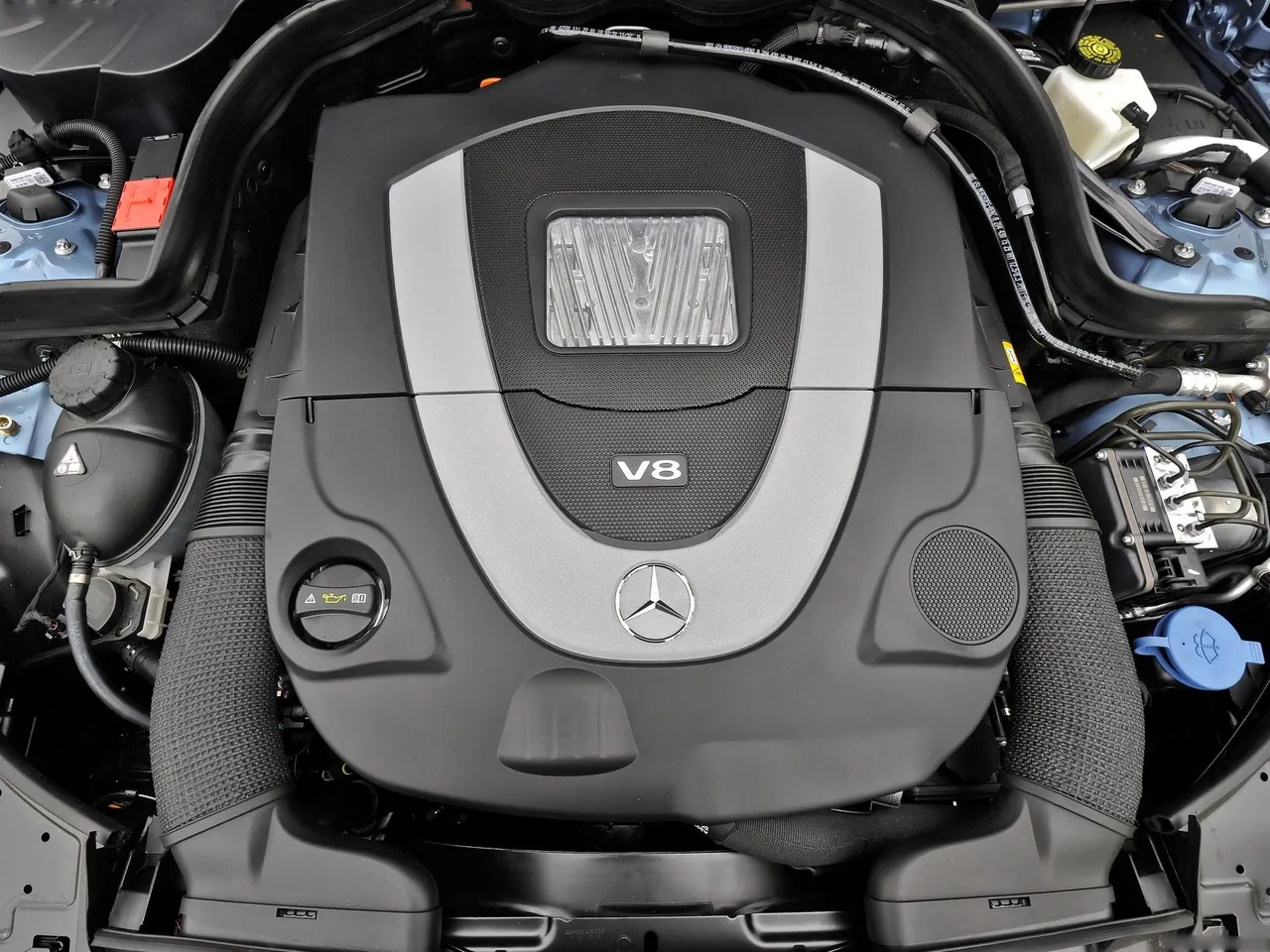 Mercedes-Benz E550 Cabriolet (2011) – motorový prostor