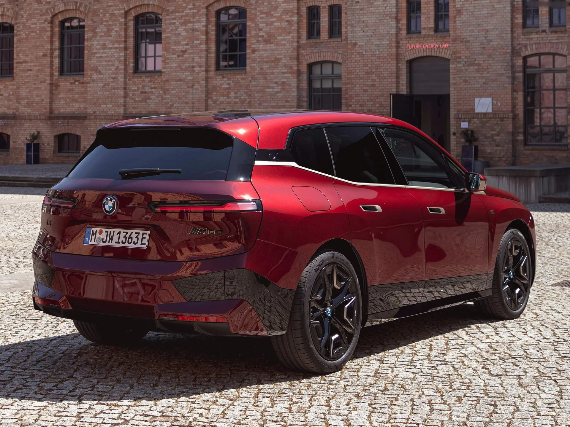 BMW iX M60 (2022) – zadní tříčtvrteční pohled
