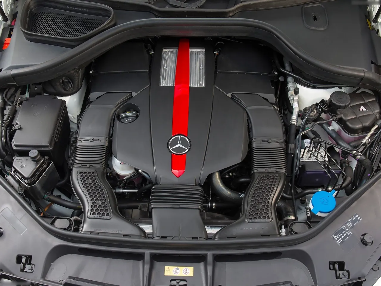 Mercedes-Benz GLE450 AMG 4Matic (2016) – motorový prostor