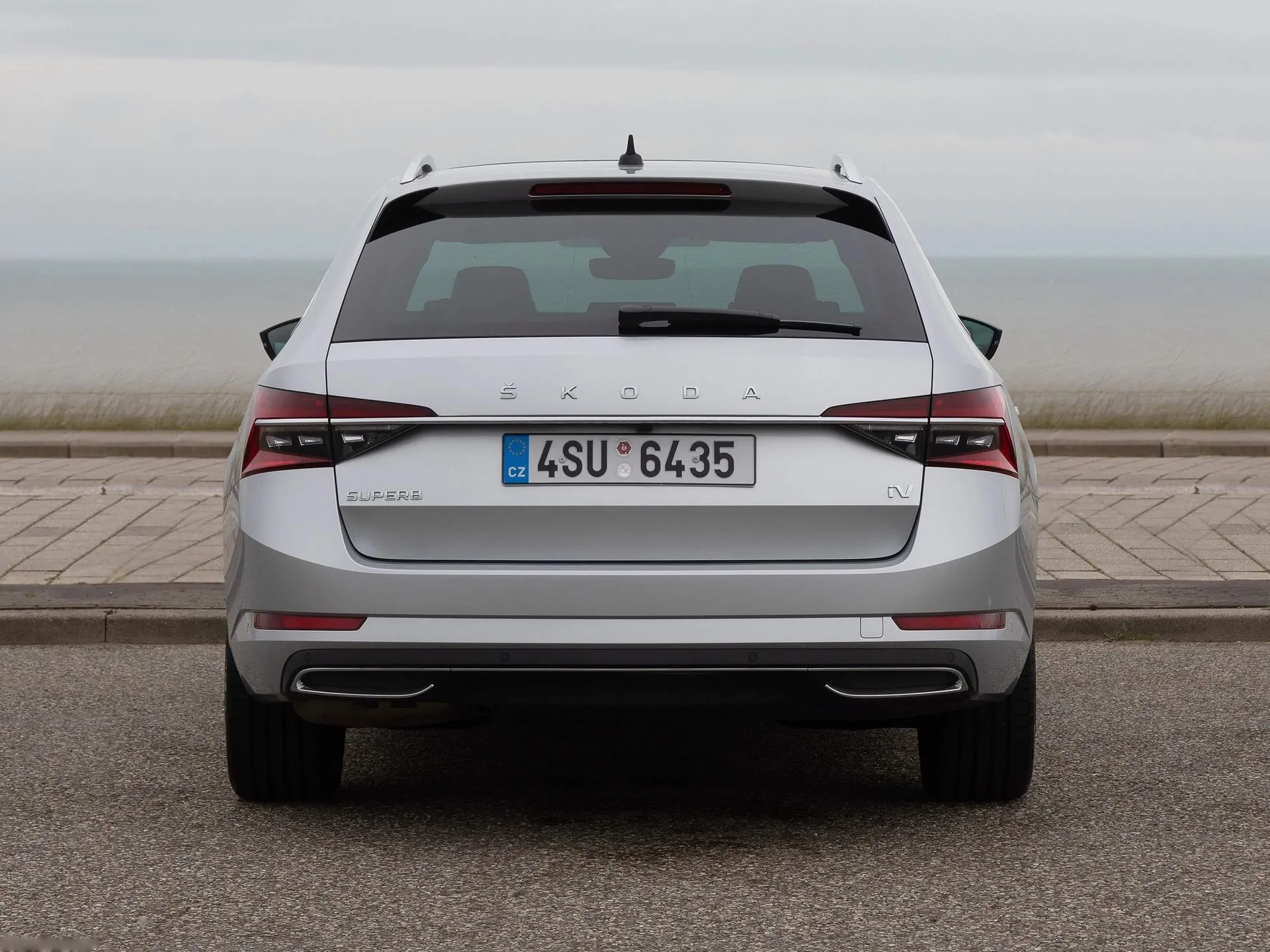 Skoda Superb Combi iV (2020) – zezadu