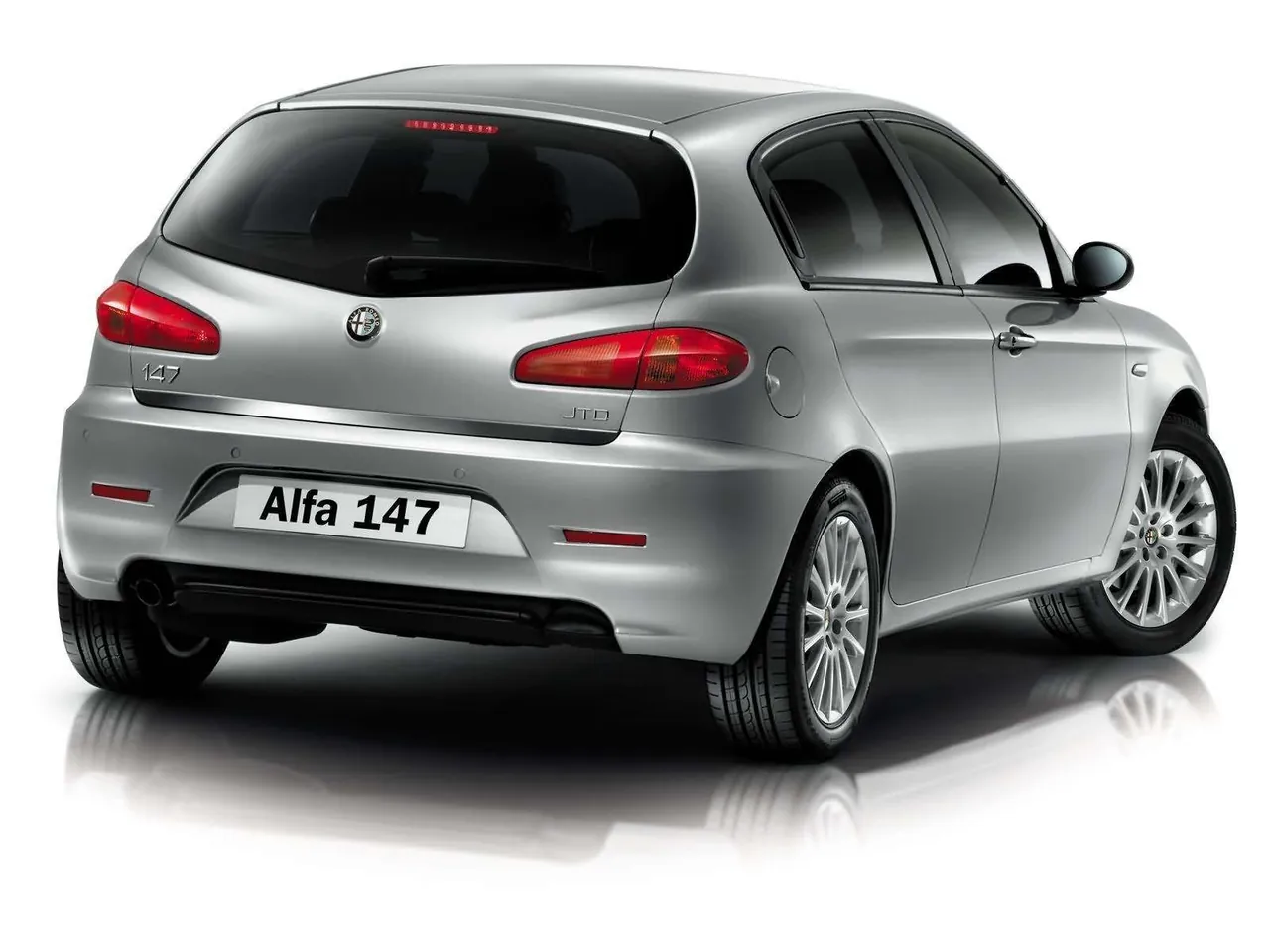 Alfa Romeo 147 5door (2004) – zadní tříčtvrteční pohled