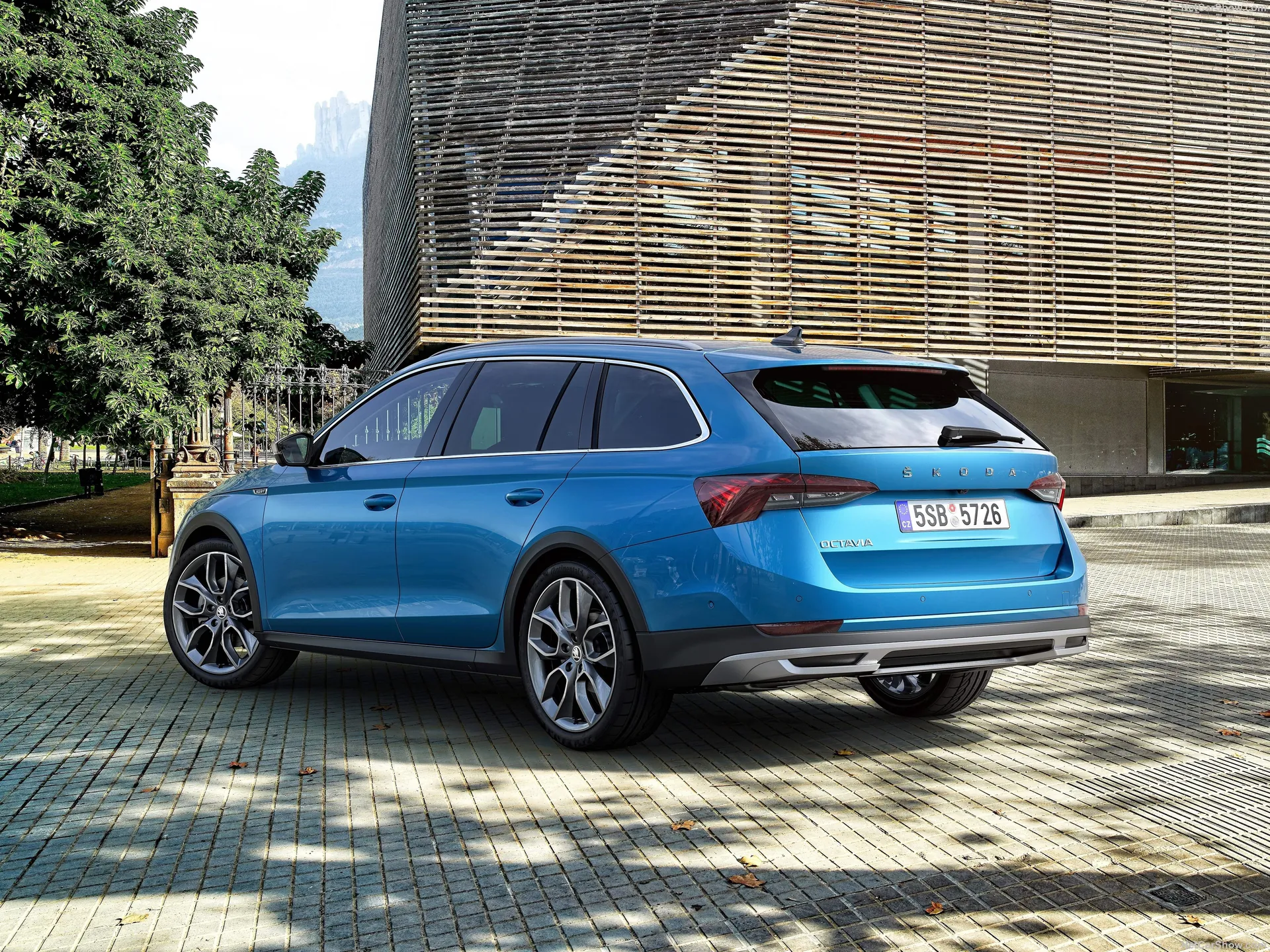 Skoda Octavia Scout (2021) – zadní tříčtvrteční pohled