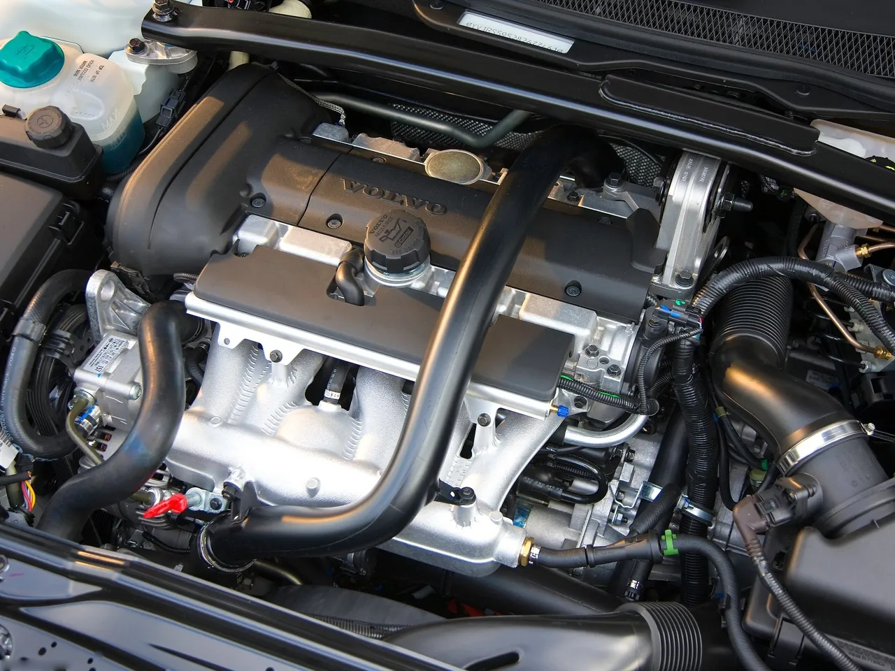 Volvo S60 (2007) – motorový prostor